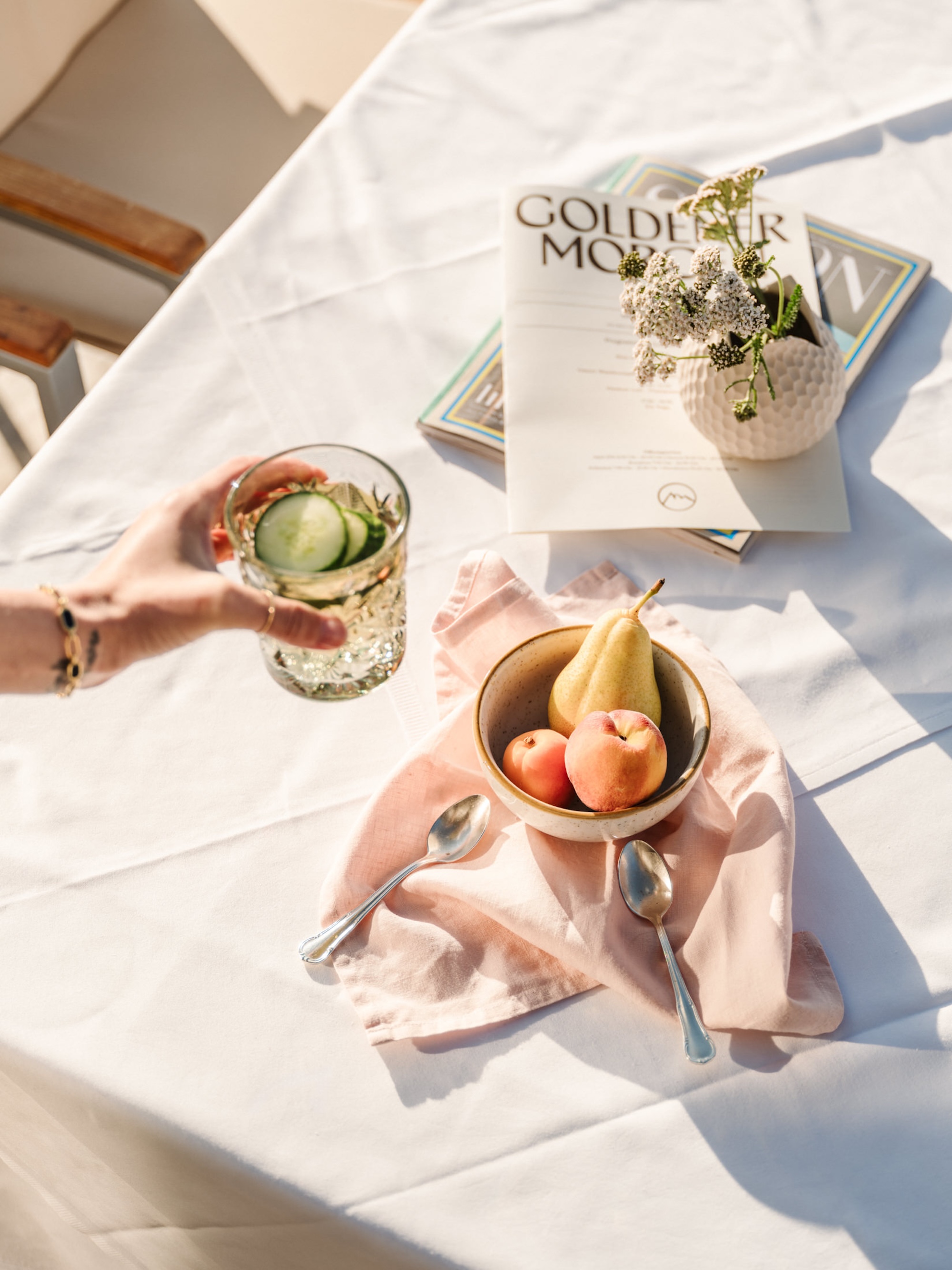 Luxushotel: Frühstück auf der Sonnenterrasse - Hotel Goldener Berg
