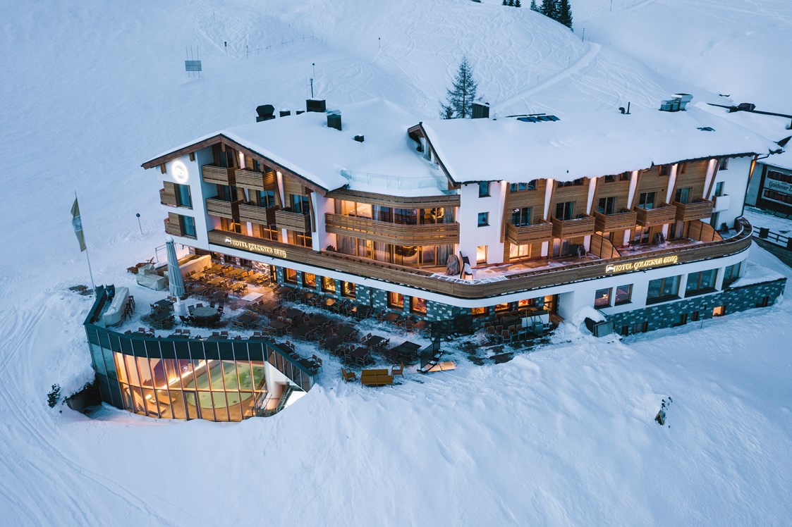 Luxushotel: Außenansicht Winter - Hotel Goldener Berg