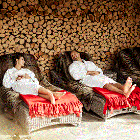 Luxushotel: Entspannung vor der Holzwand ©Staudacherhof - Staudacherhof