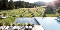 Luxusurlaub - Saunalandschaft: finnische Sauna - Blick vom Badehaus in Richtung Zugspitze - Das Kranzbach