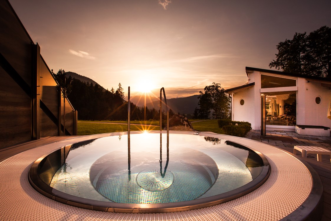 Luxushotel: Sonnenuntergang im Whirlpool  - Alm- & Wellnesshotel Alpenhof****s