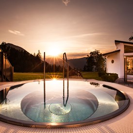 Luxushotel: Sonnenuntergang im Whirlpool  - Alm- & Wellnesshotel Alpenhof****s