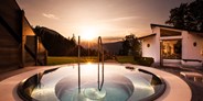 Luxusurlaub - Wellnessbereich - Sonnenuntergang im Whirlpool  - Alm- & Wellnesshotel Alpenhof****s