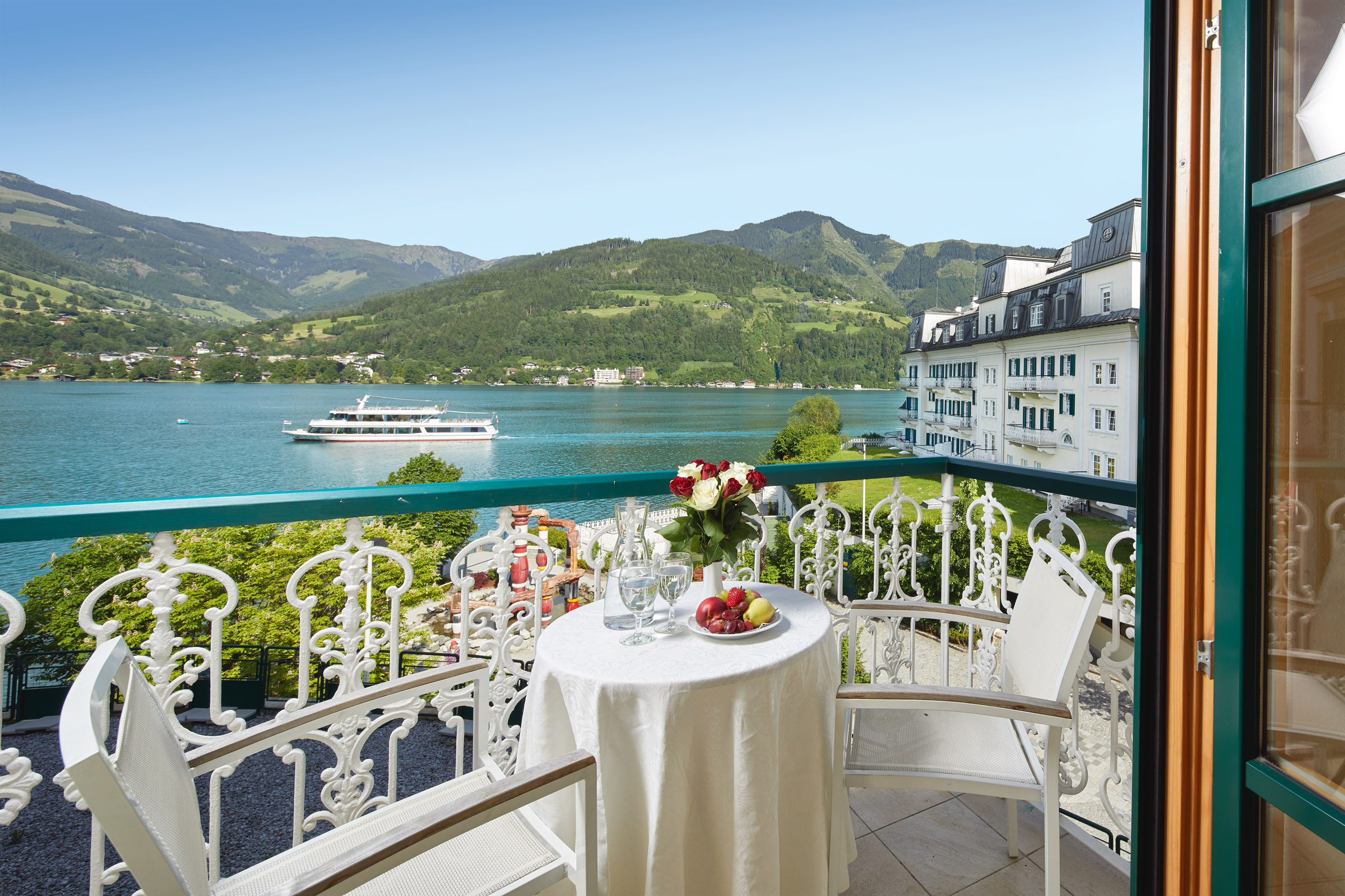 Luxushotel: Blick auf den See vom Komfort Doppelzimmer mit Seeblick & Balkon - Grand Hotel Zell am See