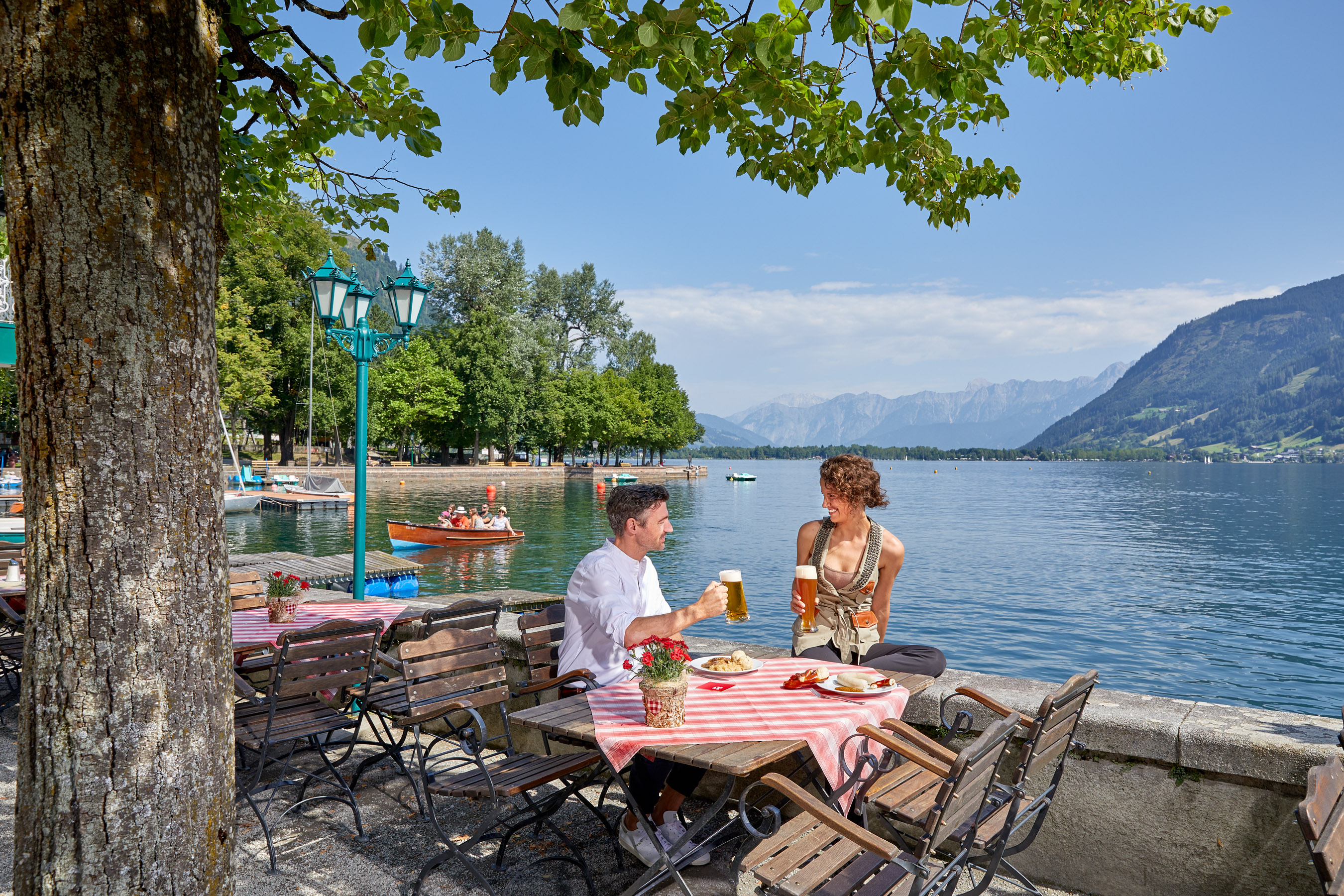 Luxushotel: Traditionelles Restaurant Pinzga Bräu mit Brauerei - Grand Hotel Zell am See