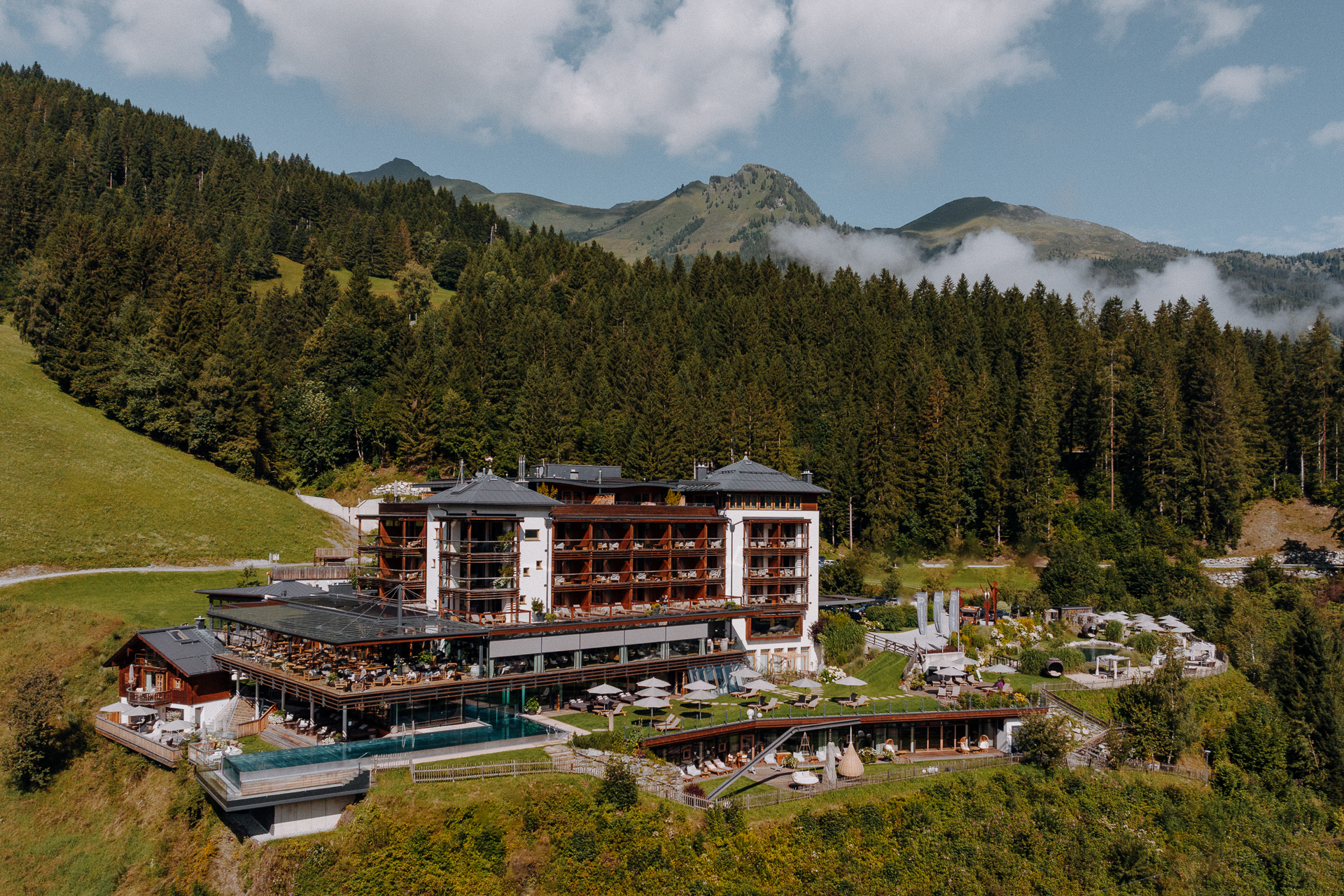 Luxushotel: Hotelansicht im Sommer - Das Goldberg