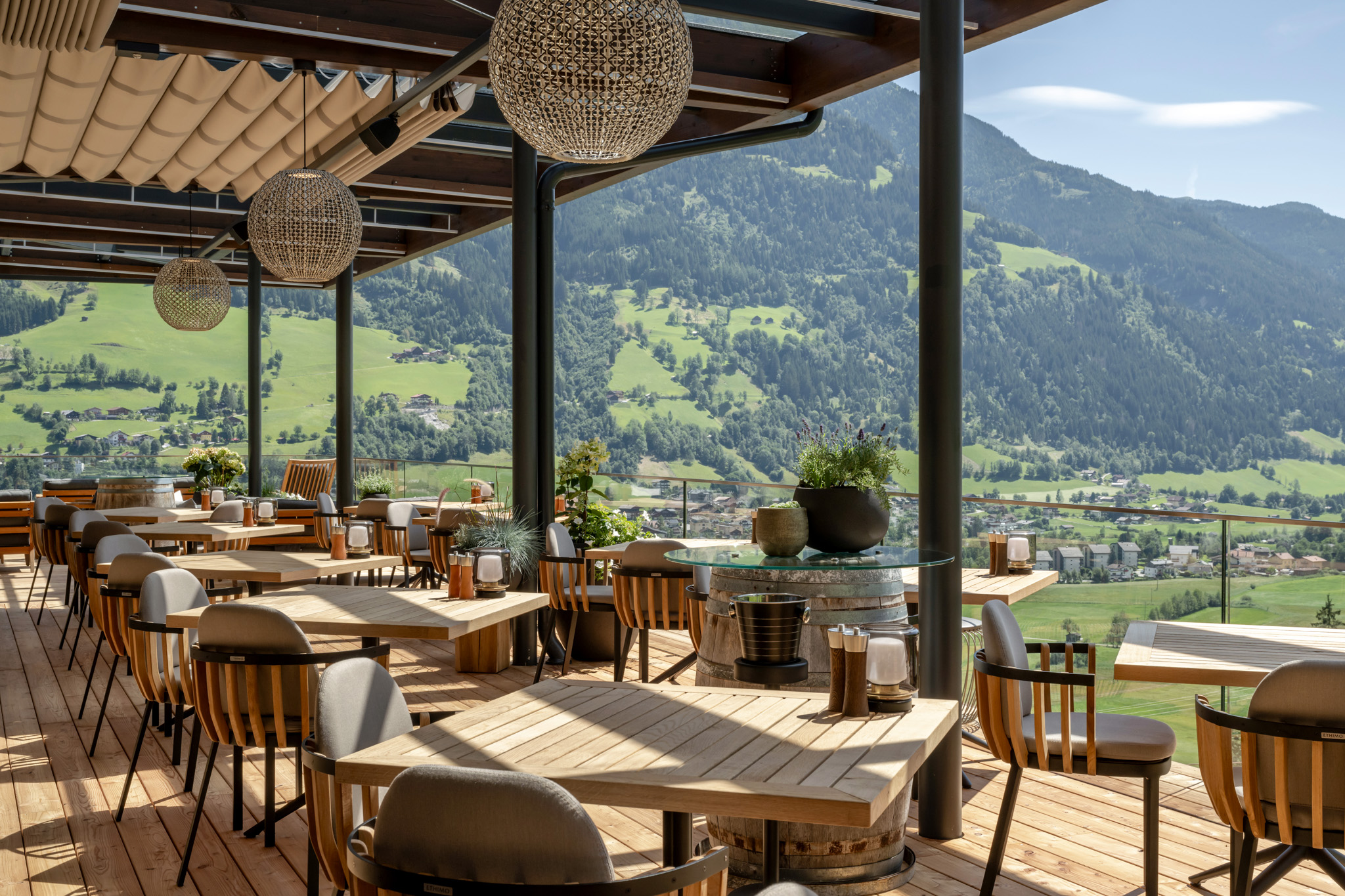 Luxusurlaub - Zell am See - Hotelterrasse mit Aussicht auf die Berge und Bad Hofgastein - Das Goldberg