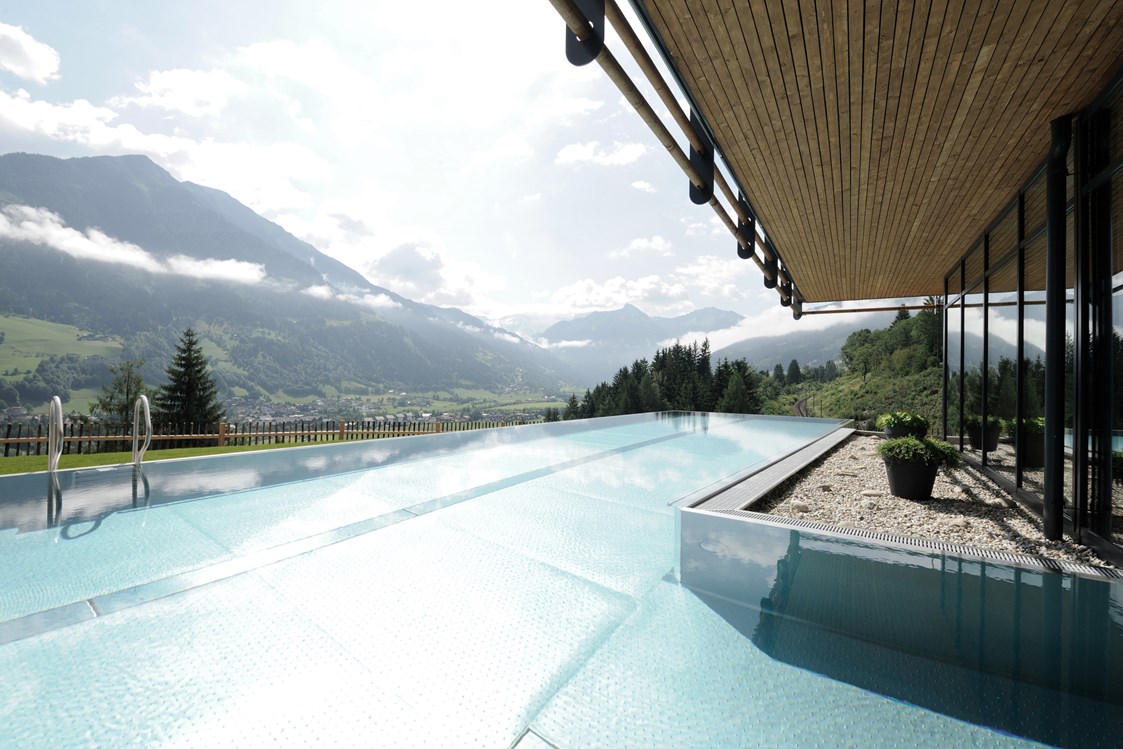 Luxushotel: Pool mit Aussicht Sommer DAS.GOLDBERG - Das Goldberg