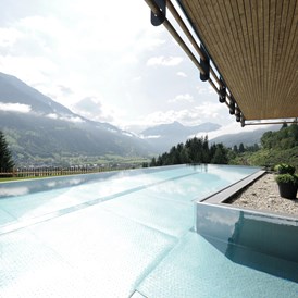 Luxushotel: Pool mit Aussicht Sommer DAS.GOLDBERG - Das Goldberg