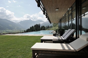 Luxushotel: Pool mit Ausblick Sommer DAS.GOLDBERG - Das Goldberg