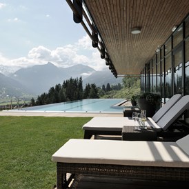 Luxushotel: Pool mit Ausblick Sommer DAS.GOLDBERG - Das Goldberg