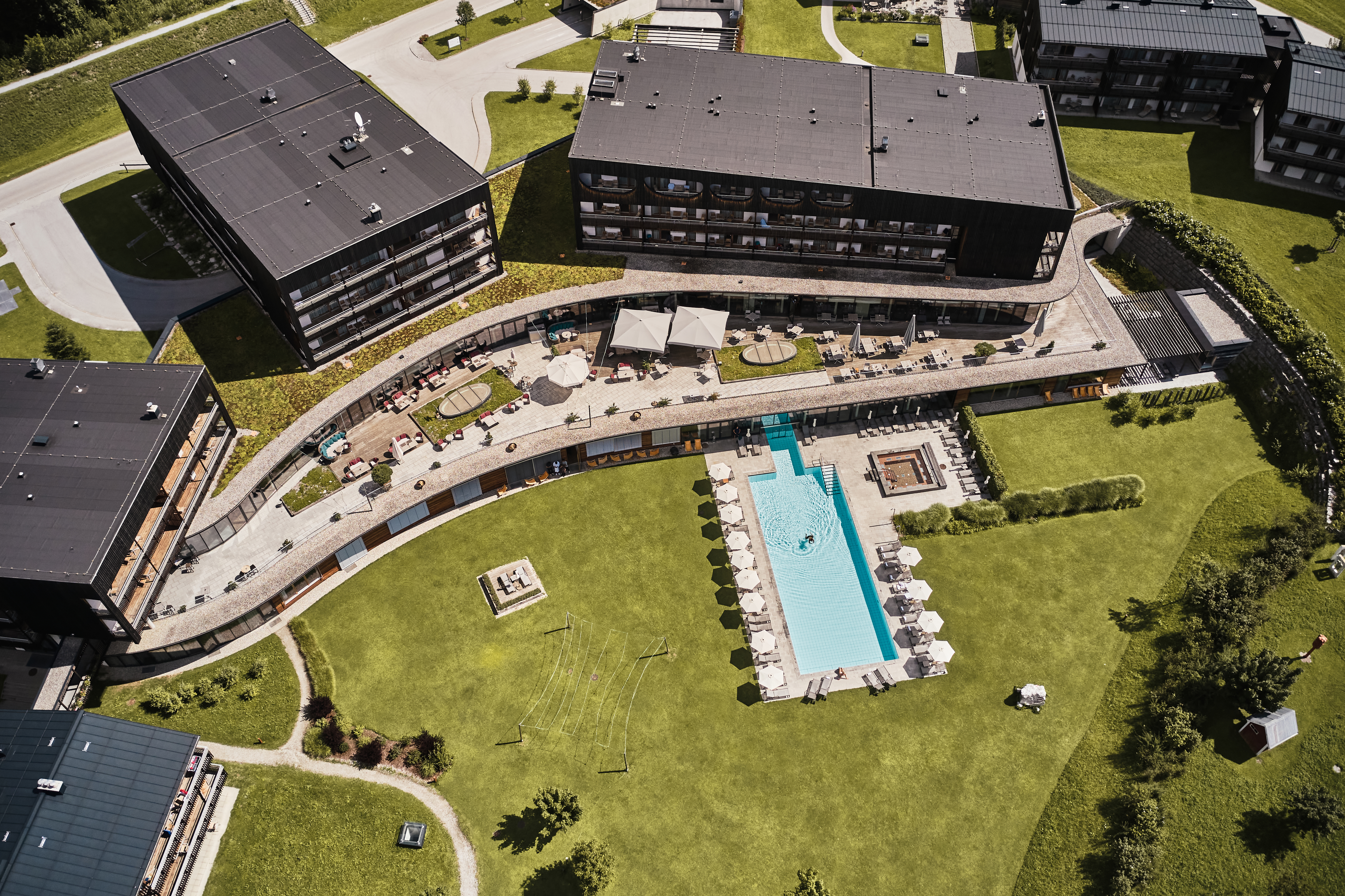 Luxushotel: Hotelanlage mit Außenpool und Liegewiese - aja Bergresort Werfenweng
