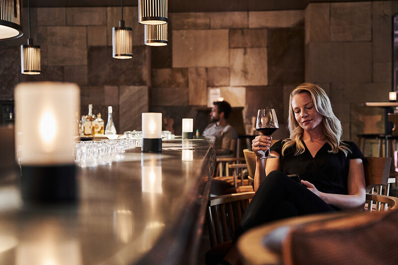 Luxushotel: Bar 902 inklusive Vinothek - aja Bergresort Werfenweng