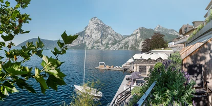 Luxusurlaub - Parkplatz: gebührenpflichtig in Gehweite - Blick vom Balkon - Seehotel Das Traunsee****s