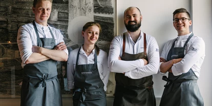Luxusurlaub - Parkplatz: gebührenpflichtig in Gehweite - Küchenchef Lukas Nagl mit seinem Team - Seehotel Das Traunsee****s
