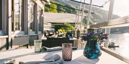 Luxusurlaub - Parkplatz: gebührenpflichtig in Gehweite - Terrasse Restaurant Bootshaus - Seehotel Das Traunsee****s