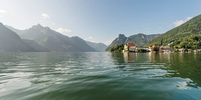 Luxusurlaub - Parkplatz: gebührenpflichtig in Gehweite - Blick vom Wasser auf das Hotel - Seehotel Das Traunsee****s