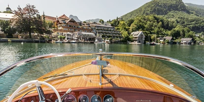 Luxusurlaub - Parkplatz: gebührenpflichtig in Gehweite - Blick auf das Hotel - Seehotel Das Traunsee****s