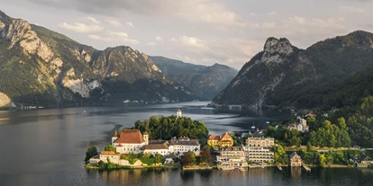 Luxusurlaub - Parkplatz: gebührenpflichtig in Gehweite - Blick auf die Halbinsel und das Hotel - Seehotel Das Traunsee****s