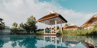 Luxusurlaub - Bar: Poolbar - Außenpool und Pavillon der Karibischen Saunawelt. - 4*S Hotel Spa Resort Geinberg