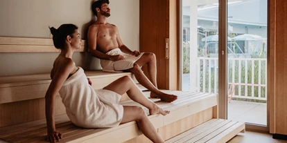 Luxusurlaub - Bar: Poolbar - Entspannen Se in 10 Themensaunen und einem Dampfbad in der Karibischen Saunawelt. - 4*S Hotel Spa Resort Geinberg