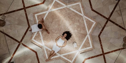 Luxusurlaub - Bar: Poolbar - Der beheizte Nabelstein im Hamam der Oriental World des Spa Resort Geinberg aus Vogelperspektive. - 4*S Hotel Spa Resort Geinberg