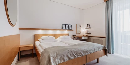 Luxusurlaub - Bar: Poolbar - Beispiel Room Superior im 4*S Hotel des Spa Resort Geinberg. - 4*S Hotel Spa Resort Geinberg