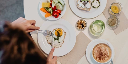 Luxusurlaub - Bar: Poolbar - Das reichhaltige Frühstück genießen Sie im Restaurant des 4*S Hotels von 07:00 bis 12:00 Uhr. - 4*S Hotel Spa Resort Geinberg