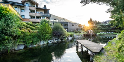 Luxusurlaub - Hotel-Schwerpunkt: Luxus & Familie - hotelansicht mit badeteich  - Dolomiten Residenz****s Sporthotel Sillian