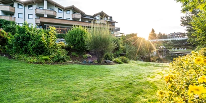 Luxusurlaub - Hotel-Schwerpunkt: Luxus & Familie - unser garten mit blick in richtung dolomiten  - Dolomiten Residenz****s Sporthotel Sillian