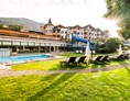 Luxushotel: der außenpool mit dem unserem großzügigen garten  - Dolomiten Residenz****s Sporthotel Sillian
