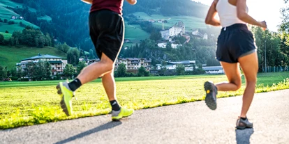 Luxusurlaub - Hotel-Schwerpunkt: Luxus & Familie - eine der laufstrecken direkt bei uns am hotel  - Dolomiten Residenz****s Sporthotel Sillian