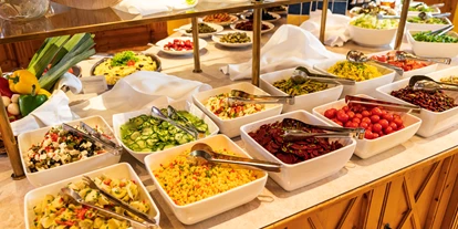 Luxusurlaub - Hotel-Schwerpunkt: Luxus & Familie - ein kurzer blick auf das salatbuffet  - Dolomiten Residenz****s Sporthotel Sillian