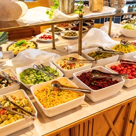 Luxushotel: ein kurzer blick auf das salatbuffet  - Dolomiten Residenz****s Sporthotel Sillian