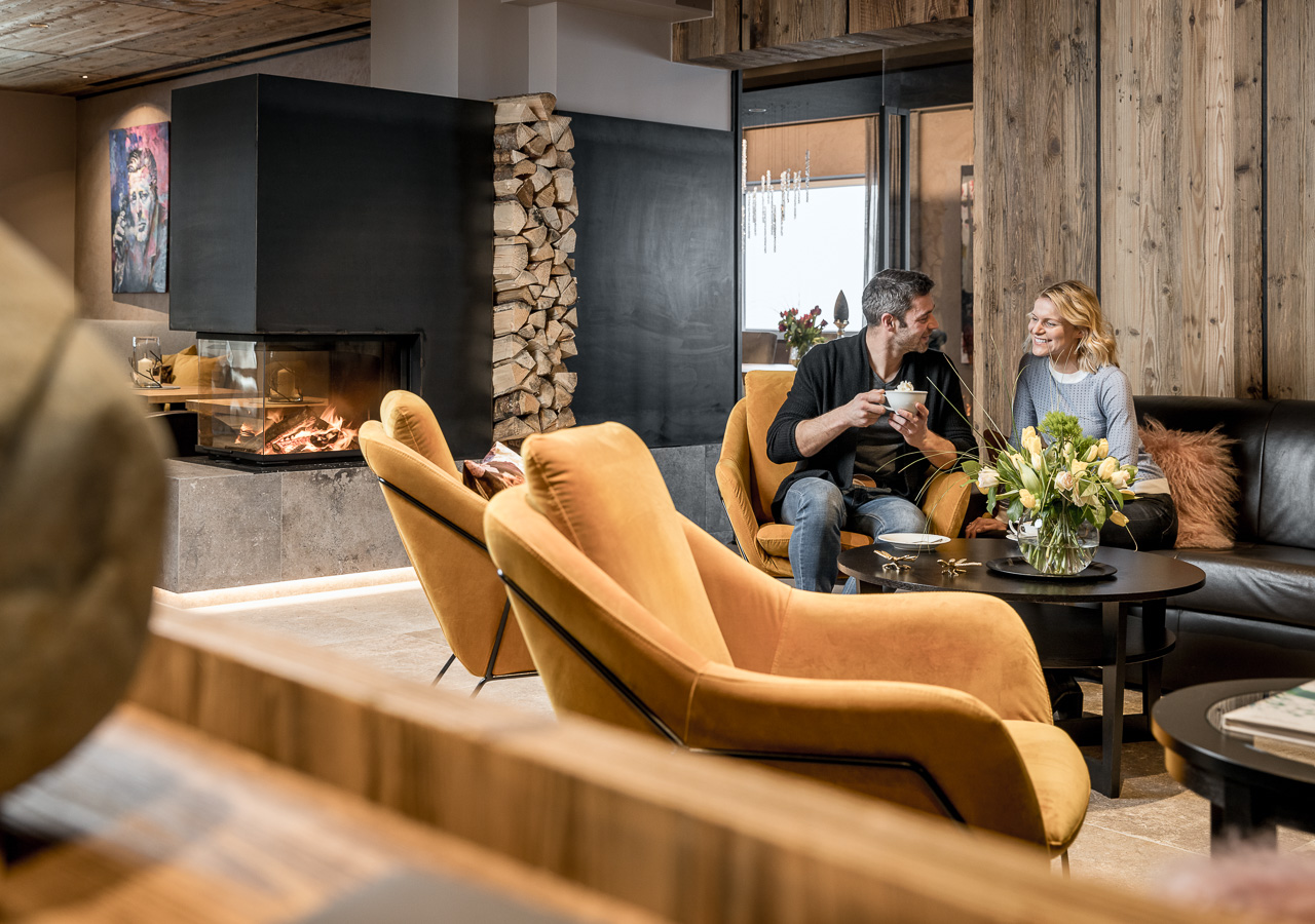 Luxusurlaub - Kastelbell-Tschars - Hotellobby mit Kamin - Alpin ART & SPA Hotel Naudererhof