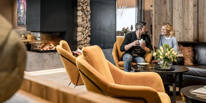 Luxusurlaub - Hotel-Schwerpunkt: Luxus & Familie - Hotellobby mit Kamin - Alpin ART & SPA Hotel Naudererhof