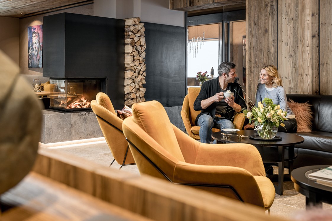 Luxushotel: Hotellobby mit Kamin - Alpin Art & Spa Hotel Naudererhof