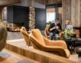 Luxushotel: Hotellobby mit Kamin - Alpin Art & Spa Hotel Naudererhof