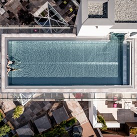 Luxushotel: Outdoor Pool - ganzjährig geöffnet und beheizt - Alpin Art & Spa Hotel Naudererhof