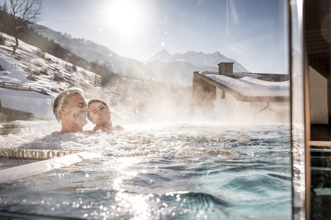 Luxushotel: Outdoor Pool - ganzjährig geöffnet und beheizt - Alpin Art & Spa Hotel Naudererhof