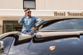 Luxushotel: Mieten Sie den Porsche Taycan Turbo und spüren Sie die Freiheit! - Hotel Sonnenhof im bayerischen Wald