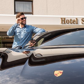Luxushotel: Mieten Sie den Porsche Taycan Turbo und spüren Sie die Freiheit! - Hotel Sonnenhof im bayerischen Wald