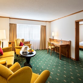 Luxushotel: Suite mit einem Schlafzimmer und einem Wohnzimmer und zwei Bädern. - Hotel Sonnenhof im bayerischen Wald