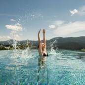 Luxushotel - Im 25 Meter langen Inifinity Pool schwimmt man quasi dem Lamer Winkel entgegen. - Hotel Sonnenhof im bayerischen Wald