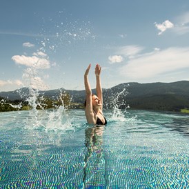 Luxushotel: Im 25 Meter langen Inifinity Pool schwimmt man quasi dem Lamer Winkel entgegen. - Hotel Sonnenhof im bayerischen Wald