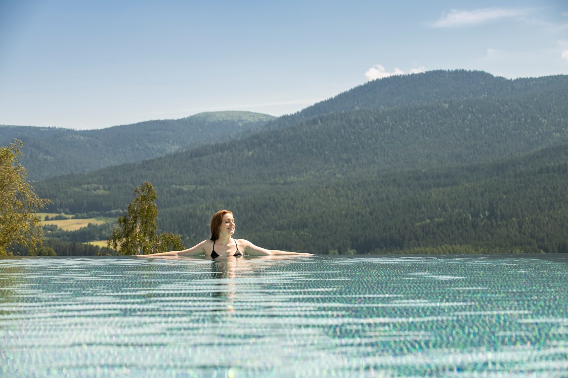 Luxushotel: Infinity Pool mit Blick auf den Bayerischen Wald - Hotel Sonnenhof im bayerischen Wald