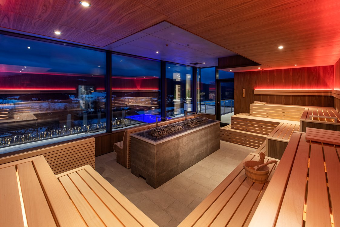 Luxushotel: Panorama-Event-Sauna mit einem herrlichen Blick auf Lamer Winkel - Hotel Sonnenhof Lam im Bayerischen Wald