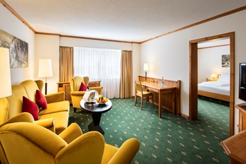 Luxushotel: Suite mit einem Schlafzimmer und einem Wohnzimmer und zwei Bädern. - Hotel Sonnenhof Lam im Bayerischen Wald
