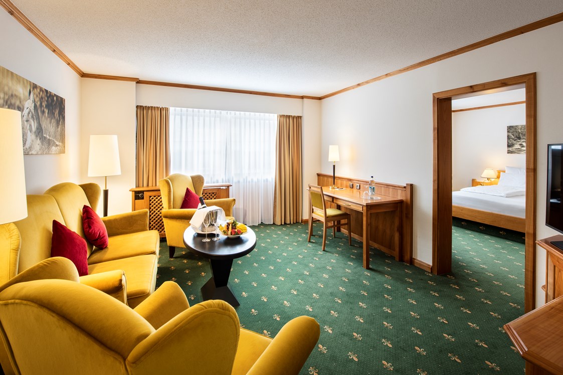 Luxushotel: Suite mit einem Schlafzimmer und einem Wohnzimmer und zwei Bädern. - Hotel Sonnenhof Lam im Bayerischen Wald