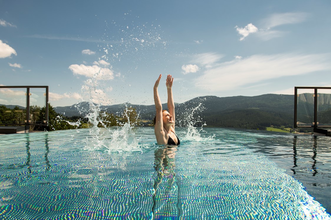 Luxushotel: Im 25 Meter langen Inifinity Pool schwimmt man quasi dem Lamer Winkel entgegen. - Hotel Sonnenhof Lam im Bayerischen Wald